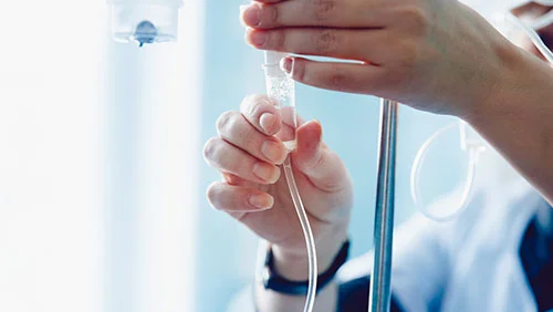 врач держит капельницу